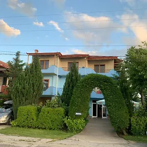 Villa Deni, Tushemisht